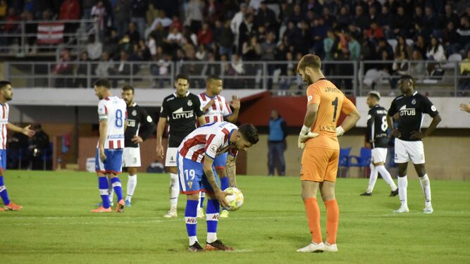 Javi Montoya mira a Antonio Domínguez mientras coloca el balón en el punto de penalti.