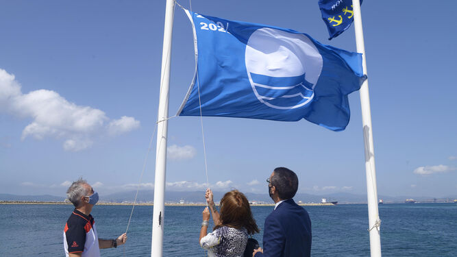 El izado de la Bandera Azul en el puerto deportivo Alcaidesa Marina, este jueves.