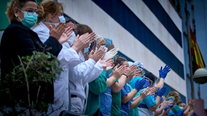 Personal sanitario aplaudiendo en uno de los datos convocados durante la pandemia en el Puerta del Mar.