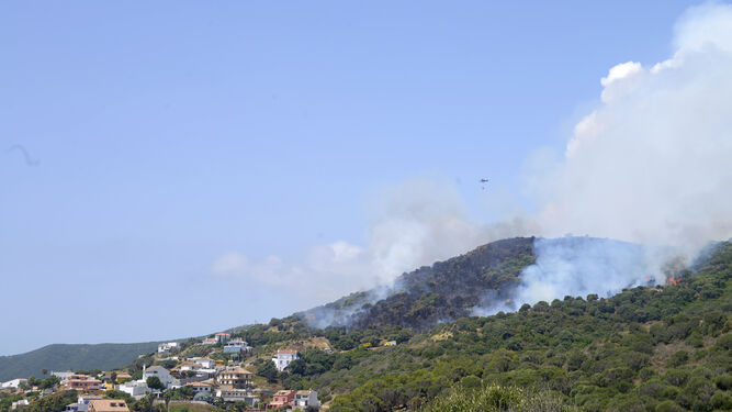 Fotos del incendio en la urbanizaci&oacute;n El Faro