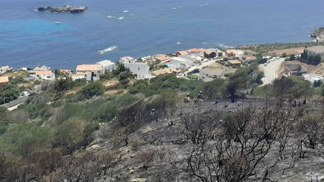 Parte del entorno quemad en Punta Carnero, con el Estrecho de fondo.