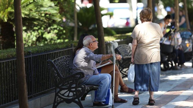 Dos personas mayores en el centro de Sevilla.