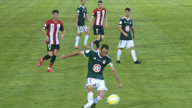 Una disputa en la eliminatoria entre el Athletic B y el Badajoz en Algeciras.