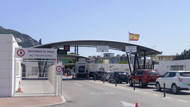 La bandera de España, en la Aduana de La Línea.
