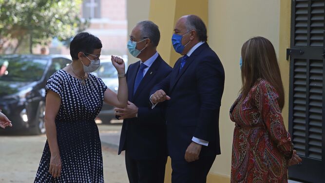 González Laya saluda a Landaluce durante su visita a Algeciras