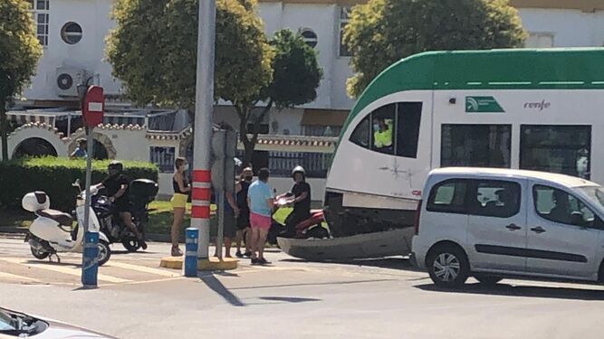El tranvía en pruebas, en San Fernando en la salida hacia Chiclana, tras un choque con un vehículo.