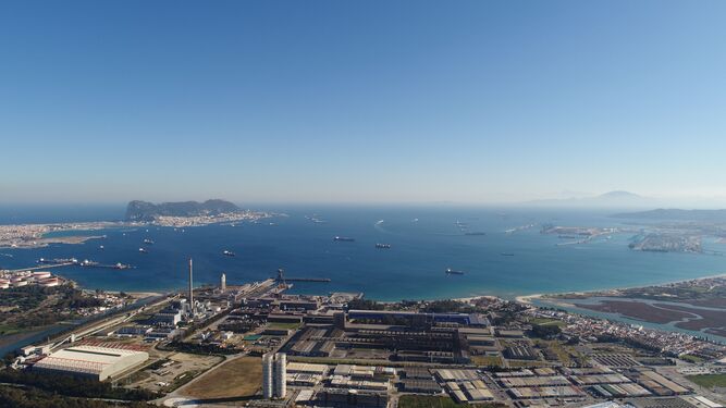La Bahía de Algeciras, con Gibraltar a un lado y el Puerto de Algeciras al otro