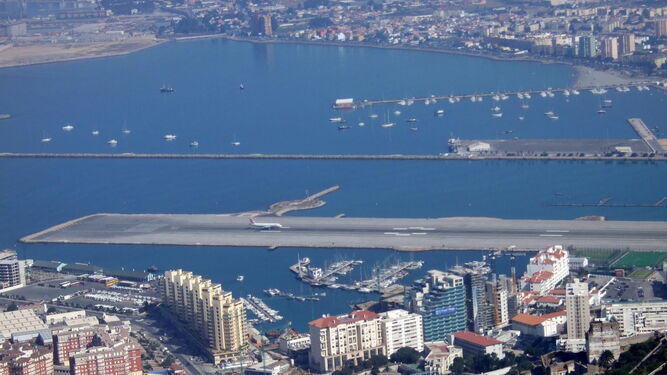 Imagen aérea del aeropuerto de Gibraltar.