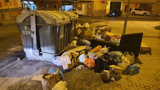 Basura acumulada frente a un contenedor en Algeciras