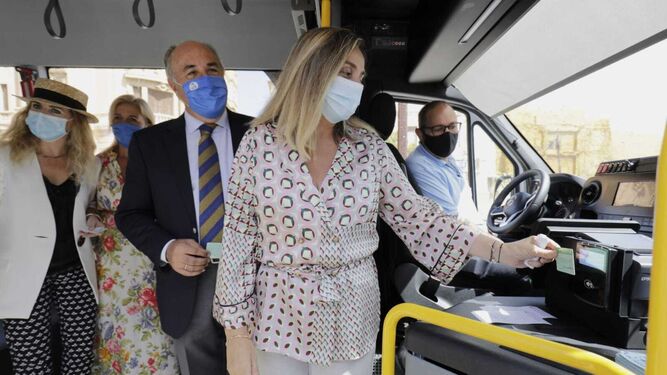 Marifrán Carazo pica en un autobús urbano de Algeciras con la tarjeta metropolitana observada por José Ignacio Landaluce, Ana Mestre y Eva Pajares.