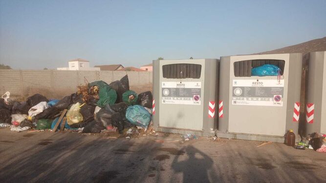 Montones de residuos acumalados en la calle junto a los contenedores, en La Línea.