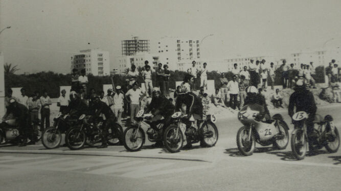 La salida de una de las pruebas celebradas en el trofeo Ciudad de La Línea de motociclismo.
