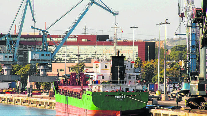 Una de las líneas de la actividad portuaria de Cádiz.