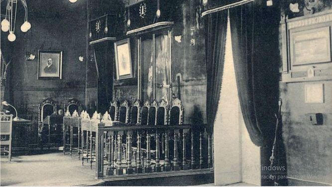 Salón de Plenos del Ayuntamiento de Algeciras donde se celebraron las sesiones de la Conferencia de 1906. Hacia 1924. Véase, a la derecha, la placa conmemorativa de la Conferencia regalada a la ciudad por la casa alemana “Wratzker & Steiger” de Halle en 1909.