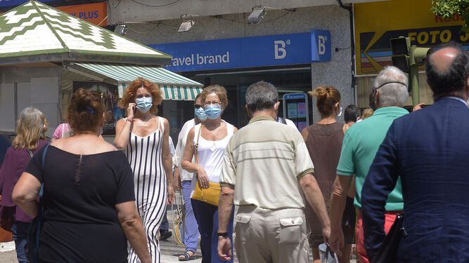 Ciudadanos con mascarillas en Algeciras.