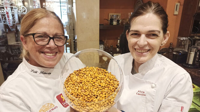 Loli Rincón y Alicia Castillo del restaurante Manolo Mayo muestran las habichuelas colorás