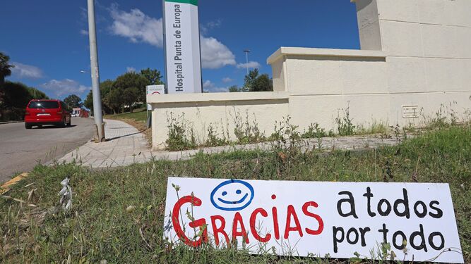 Un mensaje a la entrada del hospital Punta de Europa.