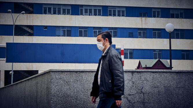 Una persona con mascarilla pasa por delante del hospital Puerta del Mar de Cádiz en una imagen de archivo.
