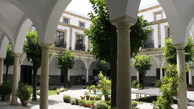 El patio del IES Santo Domingo acogerá las charlas que se inician este martes.