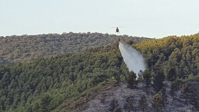 Uno de los helicópteros descargando agua en el interior del perímetro del incendio.