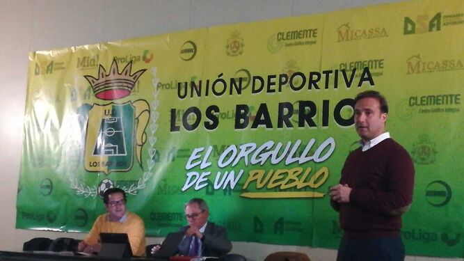 Álvaro Moya, en una asamblea de socios de la Unión Deportiva Los Barrios.