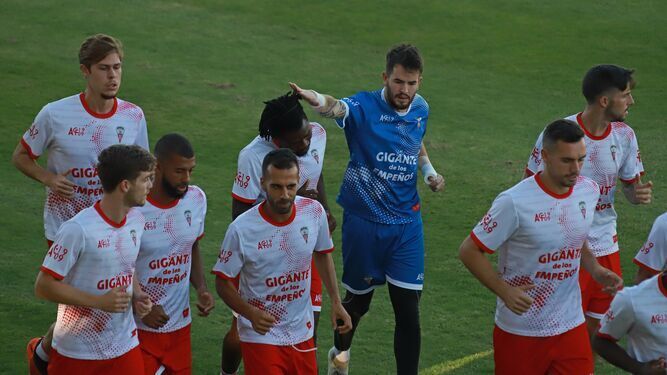 Lopito bromea con Karim en un entrenamiento del Algeciras.