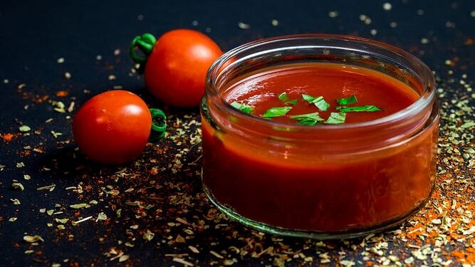 En salsa o al natural, el tomate es versátil y se utiliza en numerosos platos.