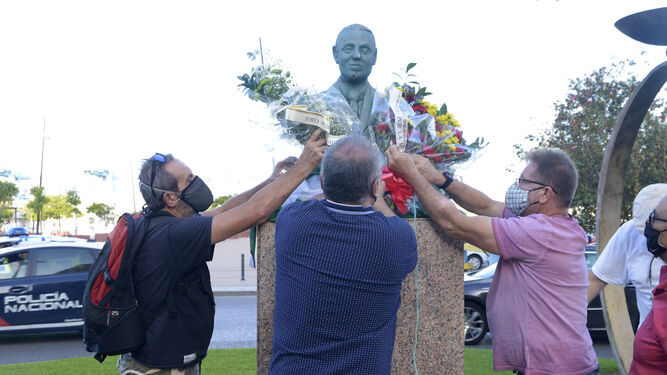 Integrantes del Foro por la Memoria colocan flores en el busto de Blas Infante.