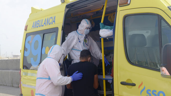 Uno de los migrantes sube a una ambulancia para someterse a la prueba del coronavirus.