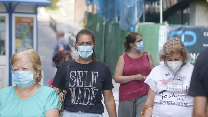 La población porta mascarillas en una calle del centro de Algeciras