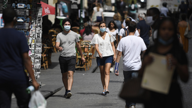 El uso de la mascarilla ya es obligatorio en las calles parisinas.