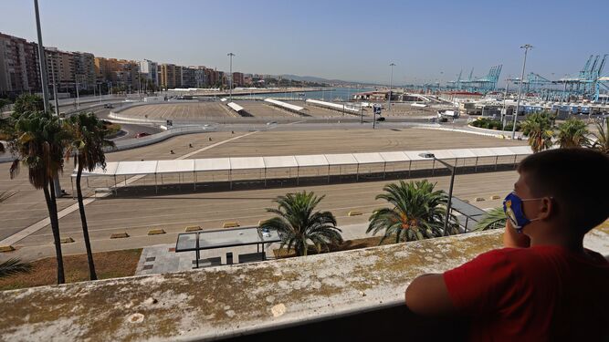 Un niño observa las explanadas vacías del Muelle de Galera del Puerto de Algeciras.