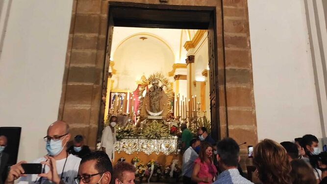 La Virgen de La Palma, a las puertas del templo