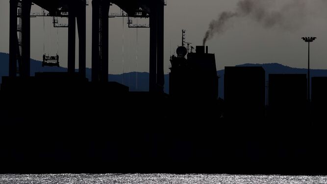 Gases emitidos por la chimenea de un portacontenedores en el Puerto de Algeciras.
