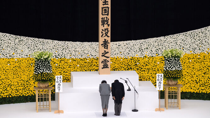 El emperador Naruhito y la emperatriz Masako muestran su respeto a los caídos durante la ceremonia.