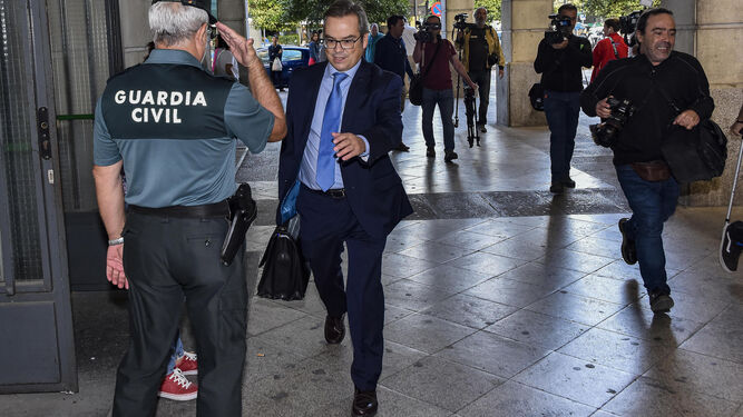 Un agente de la Guardia Civil saluda formalmente al juez de refuerzo José Ignacio Vilaplana, a su llegada a los juzgados de Sevilla.