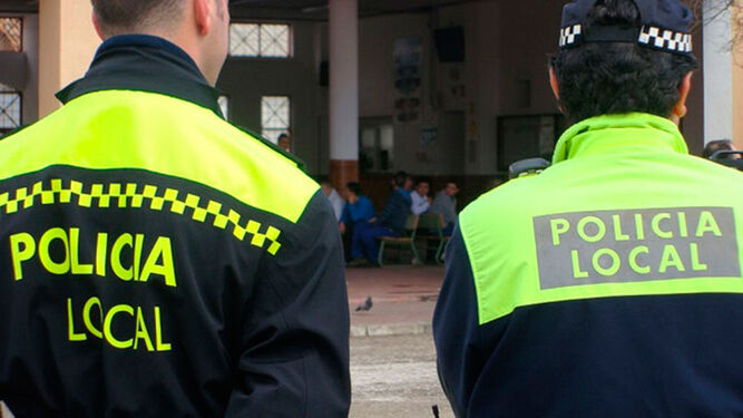 Dos policías locales de Los Barrios, durante una ronda