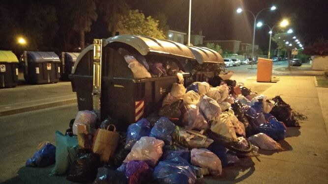 Una imagen de la basura acumulada en una de las calles de Valdelagrana.