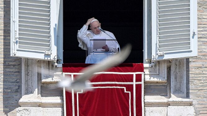 El papa  Franciscoen el balcón en la Plaza de San  Pedro, en el Vaticano.