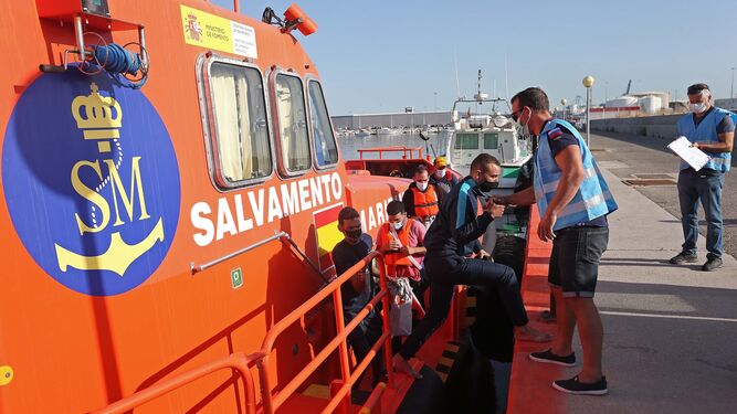 Migrantes rescatados por Salvamento Marítimo.