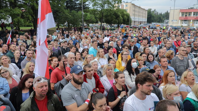 Manifestación contra la brutalidad policial y los resultados de las elecciones presidenciales este jueves en Lesnoy, en las afueras de Minsk.