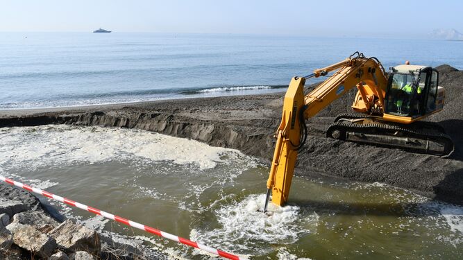 Una excavadora reabre la bocana del río Guadiario