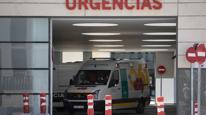 Una ambulancia en las urgencias del hospital del PTS de Granada.