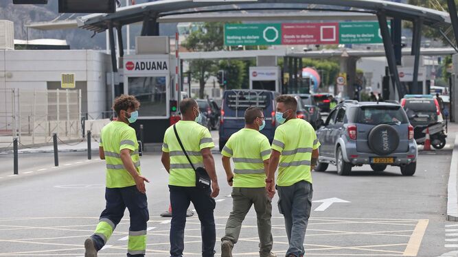 Un grupo de trabajadores de dispone a cruzar la frontera hacia Gibraltar.
