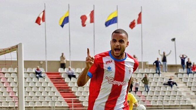 Pablo Ganet celebra un gol con el Algeciras Club de Fútbol
