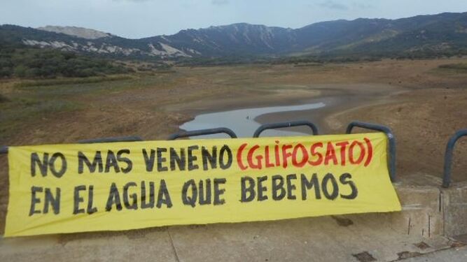 Pancarta de Agaden en el pantano de Charco Redondo, en Los Barrios