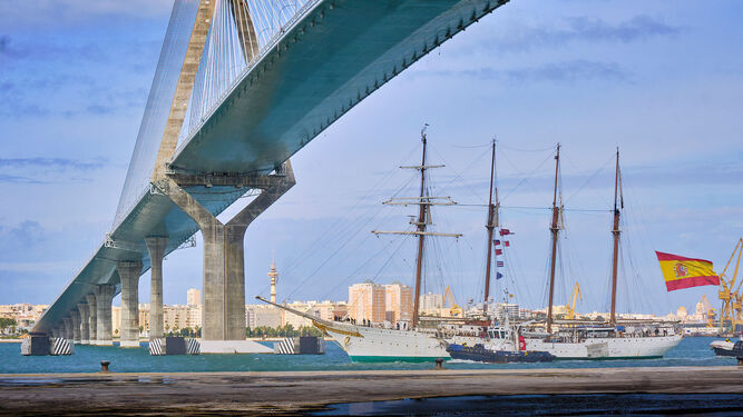 El buque escuela Juan Sebastián Elcano durante su regreso al puerto de Cádiz el pasado abril.