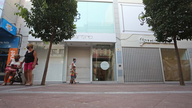 Establecimientos recién cerrados de Encuentro y Stradivarius, en la calle Ancha de Algeciras
