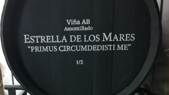 Una de las medias botas de vino de Jerez Viña AB Estrella de los Mares embarcada en el 'Elcano'.