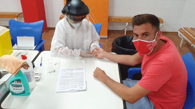 Iván Turrillo se somete a las pruebas del coronavirus, este jueves.